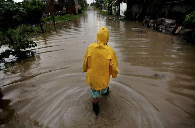 Furtuna tropicala in Mexic: Cel putin 13 morti in urma alunecarilor de teren