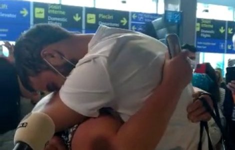 VIDEO Culiță Sterp a ajuns în România după descalificarea de la Survivor. Revedere în lacrimi cu familia
