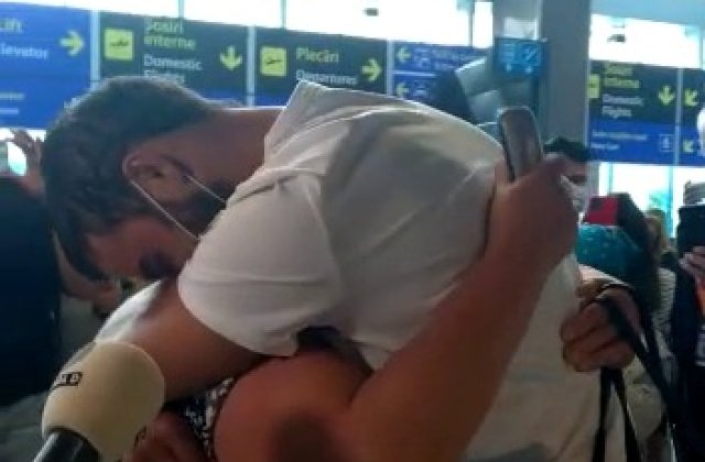 VIDEO Culiță Sterp a ajuns în România după descalificarea de la Survivor. Revedere în lacrimi cu familia