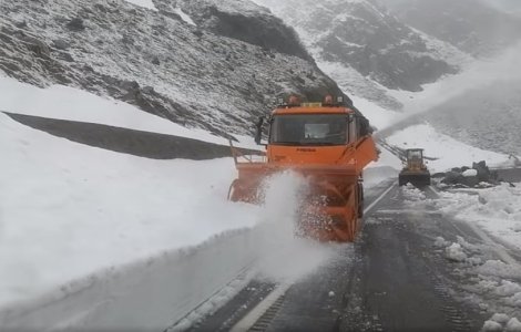 Transfăgărășanul și Transalpina, înzăpezite. Utilajele încearcă să curețe traseele