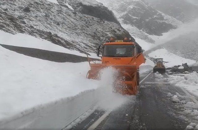 Transfăgărășanul și Transalpina, înzăpezite. Utilajele încearcă să curețe traseele