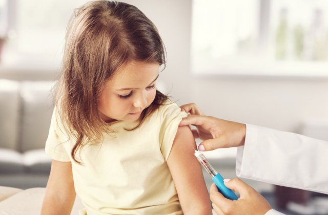 Copiii cu vârsta cuprinsă între 12 și 15 ani se pot vaccina, începând de astăzi