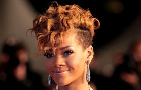  Video  "Pitica porno" i-a facut striptease Rihannei