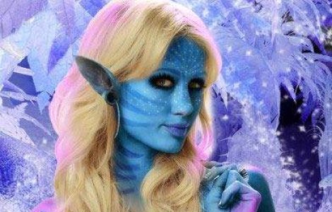 Paris Hilton, in postura unei Na&#39;vi din "Avatar"