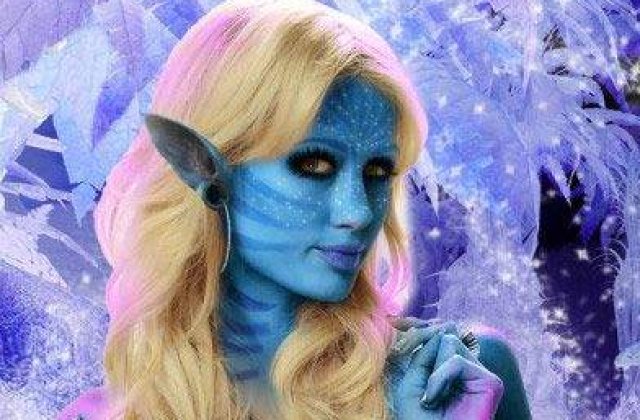 Paris Hilton, in postura unei Na&#39;vi din "Avatar"