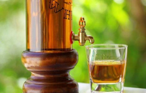 Un craiovean fabrica whisky contrafacut in propriul apartament