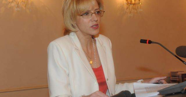 Corina Cretu cere retragerea Ordinului "Steaua Romaniei" lui Tokes