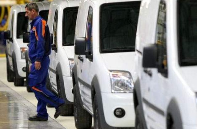Uzina Ford de la Craiova va intrerupe productia; angajatii - in somaj tehnic
