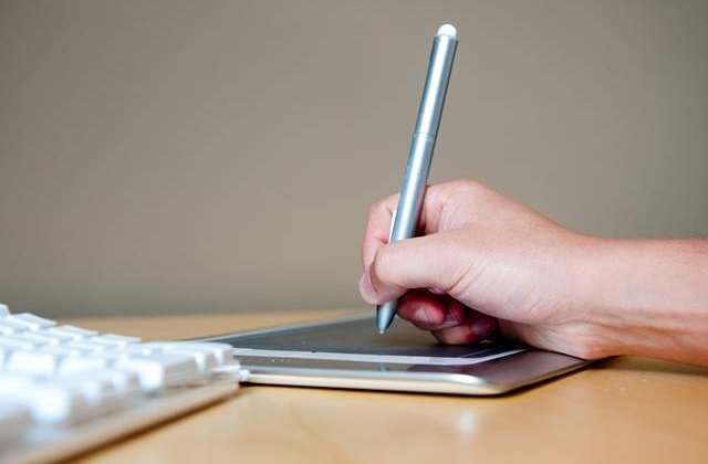 Angajatii companiilor ar putea fi nevoiti sa foloseasca propriile telefoane si tablete
