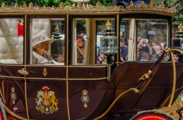 Schimbare la Palatul Buckingham! Regina Elisabeta a II-a e vizată