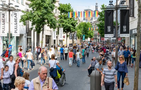 Mai multe artere din Capitală se transformă în "Zonă pietonală" în weekend