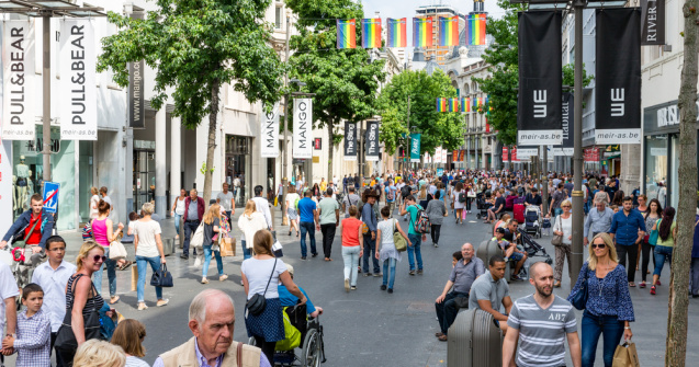 Mai multe artere din Capitală se transformă în "Zonă pietonală" în weekend