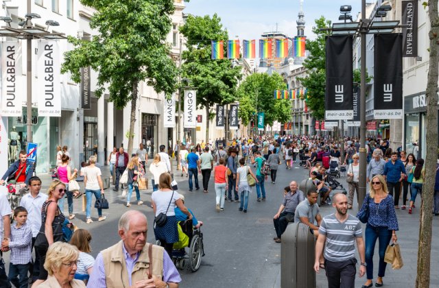 Mai multe artere din centrul Capitalei se transformă în „Zonă pietonală" în weekend