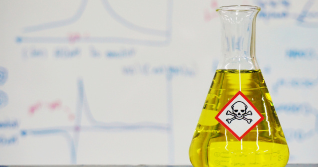 Trei surori pe cale să moară. Bunica fetelor le-a spălat părul cu insecticid