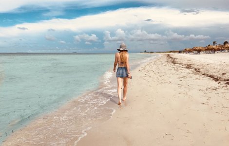 Turiști amendați după ce au luat nisip și scoici de pe plajele din Sardinia