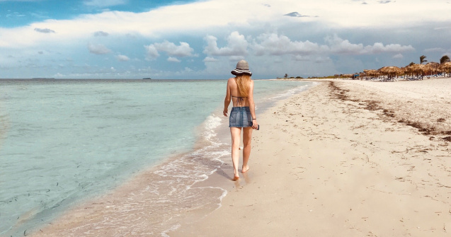 Turiști amendați după ce au luat nisip și scoici de pe plajele din Sardinia