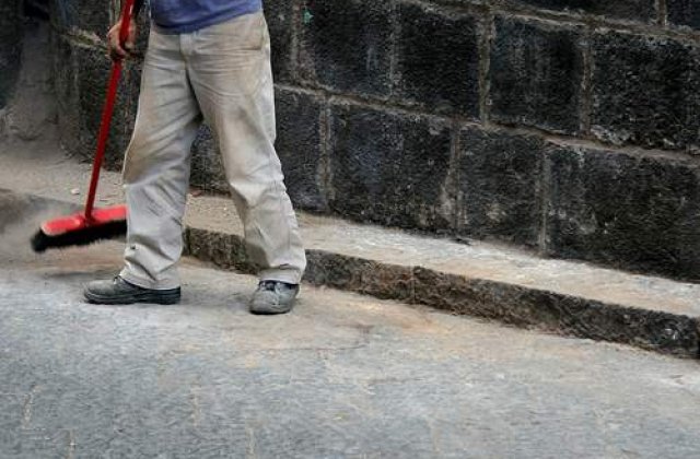 Bucurestenii, obligati sa-si spele trotuarul din fata casei