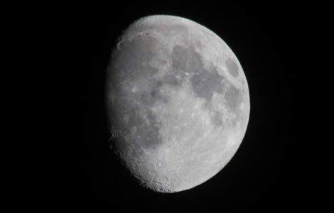 Indicii ale existentei apei pe Luna, descoperite de cercetatorii americani