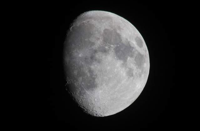 Indicii ale existentei apei pe Luna, descoperite de cercetatorii americani