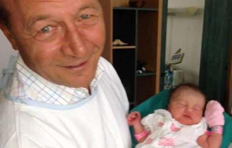  Foto  Basescu: Am primit nobilul titlu de bunic, nepotica seamana cu mine