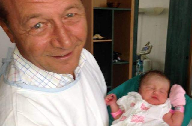 [FOTO] Basescu: Am primit nobilul titlu de bunic, nepotica seamana cu mine