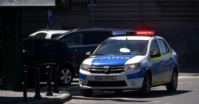 Un traficant din Capitală a aruncat un rucsac plin cu heroină spre polițiști