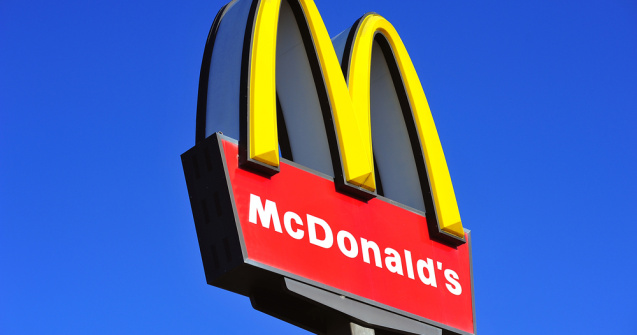 Scandal în industria fast-food! O mamă a găsit viermi în sandvișuri