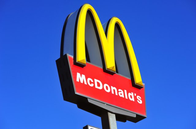 Scandal în industria fast-food! O mamă a găsit viermi în sandvișurile de la McDonald&#39;s