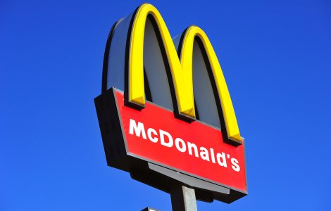 Scandal în industria fast-food! O mamă a găsit viermi în sandvișuri