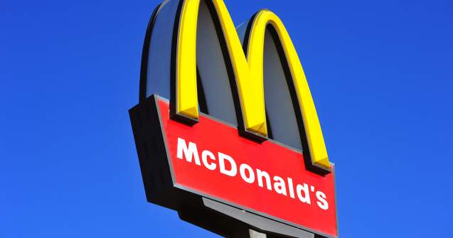 Scandal în industria fast-food! O mamă a găsit viermi în sandvișuri