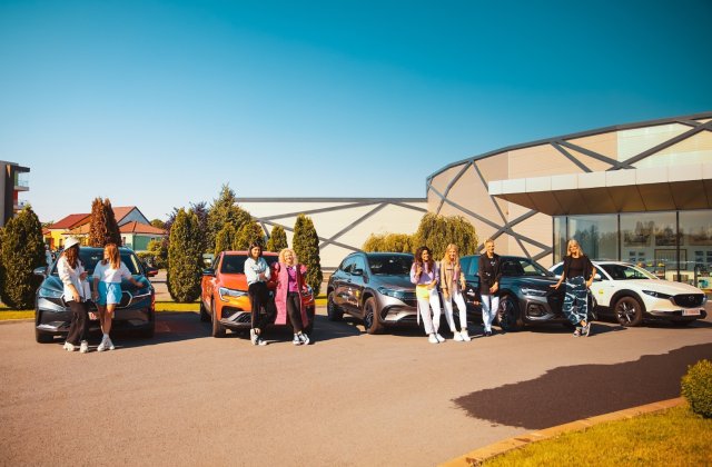 Aventour la feminin, prima zi: Am învățat să frânăm corect cu Textar, am vizitat Țiriac Collection și am făcut un picnic cu Tazz