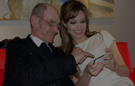 Pe culmile gloriei: Artistul Ion Barladeanu, fost homeless, de vorba cu Angelina Jolie