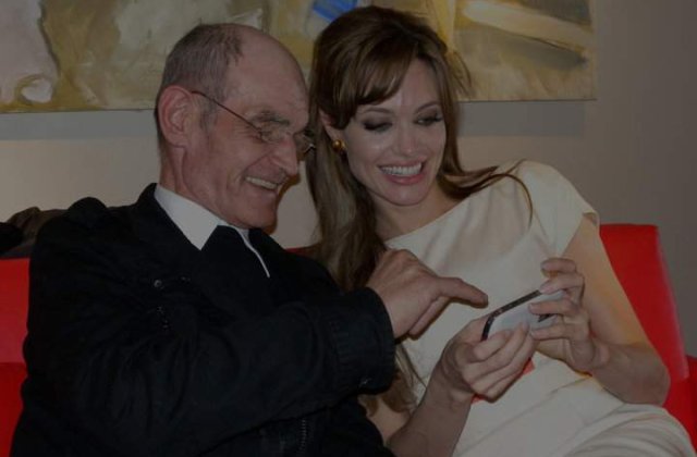 Pe culmile gloriei: Artistul Ion Barladeanu, fost homeless, de vorba cu Angelina Jolie