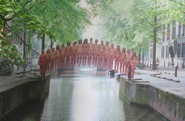 5.000 de oameni goi, pe treptele Operei din Sydney