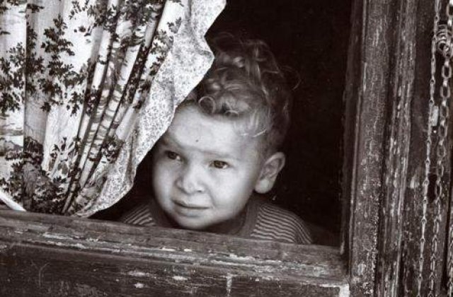 Camera Deputatilor: Parintii care pleaca la munca in strainatate trebuie sa anunte autoritatile