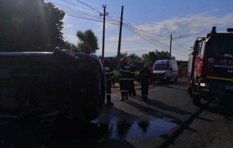 Un microbuz care ducea copii la școală a fost implicat într-un accident