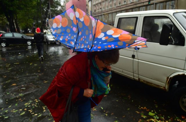 Atenționare ANM de vreme rea: averse și vijelii în toată țara până duminică seară