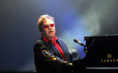 Elton John avertizează în...