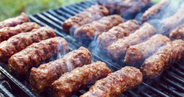 Porție de mici, chifle și apă plată la centrul mobil de vaccinare de la Obor