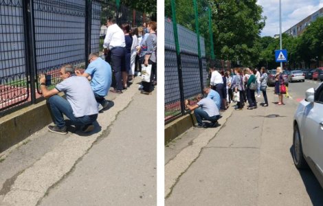 Festivitate de absolvire „pe sub gard”. Părinții, umiliți peste măsură