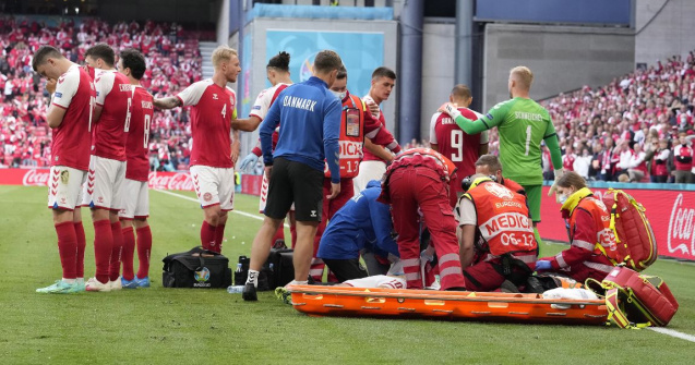 VIDEO Lumea fotbalului, în stare de șoc! Christian Eriksen a fost resuscitat și dus la spital, după ce s-a prăbușit pe teren la EURO 2020