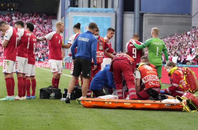 VIDEO Lumea fotbalului, în stare de șoc! Christian Eriksen a fost resuscitat și dus la spital, după ce s-a prăbușit pe teren la EURO 2020