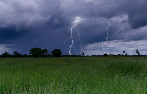 Doi bărbați loviți de fulger pe câmp, duși de urgență la spital