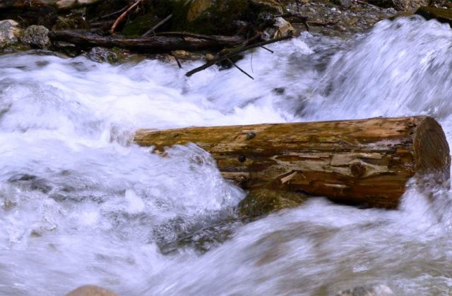 Peste 1.000 de persoane sunt in pericol din cauza alunecarilor de teren