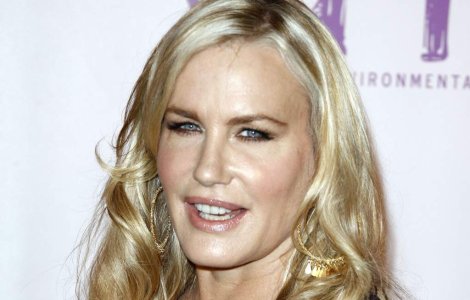 Daryl Hannah se dezbraca pe marele ecran la 50 de ani