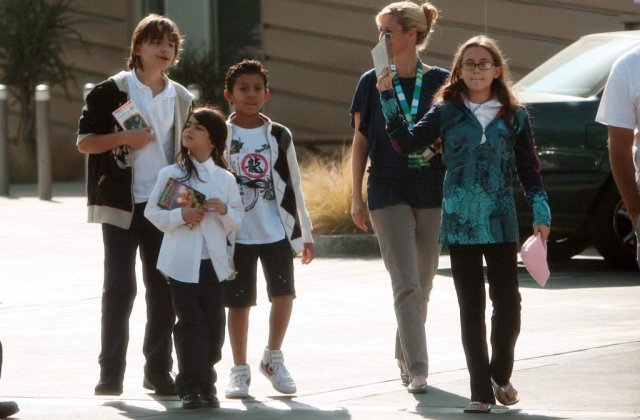 Copiii lui Michael Jackson, amenintati de varul lor cu un pistol