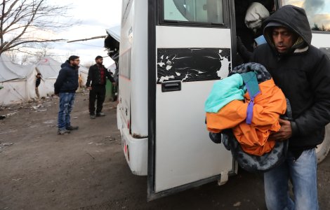 Șoferi români, prinși în Italia cu 76 de migranţi într-un camion