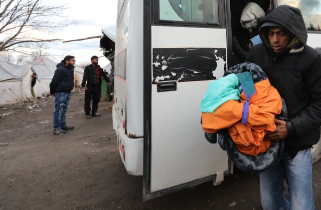 Șoferi rom&acirc;ni, prinși &icirc;n Italia cu 76 de migranţi &icirc;ntr-un camion