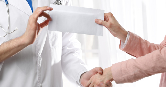 STUDIU: 1 din 5 români este nevoit să ofere mită pentru serviciile medicale