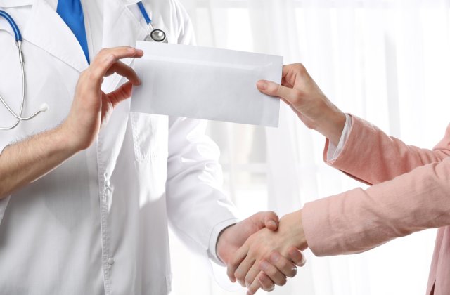 STUDIU: 1 din 5 români este nevoit să ofere mită pentru a beneficia de serviciile medicale
